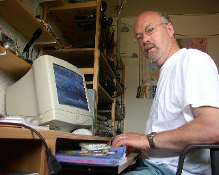 Hans PA7HPH bij zijn radiostation